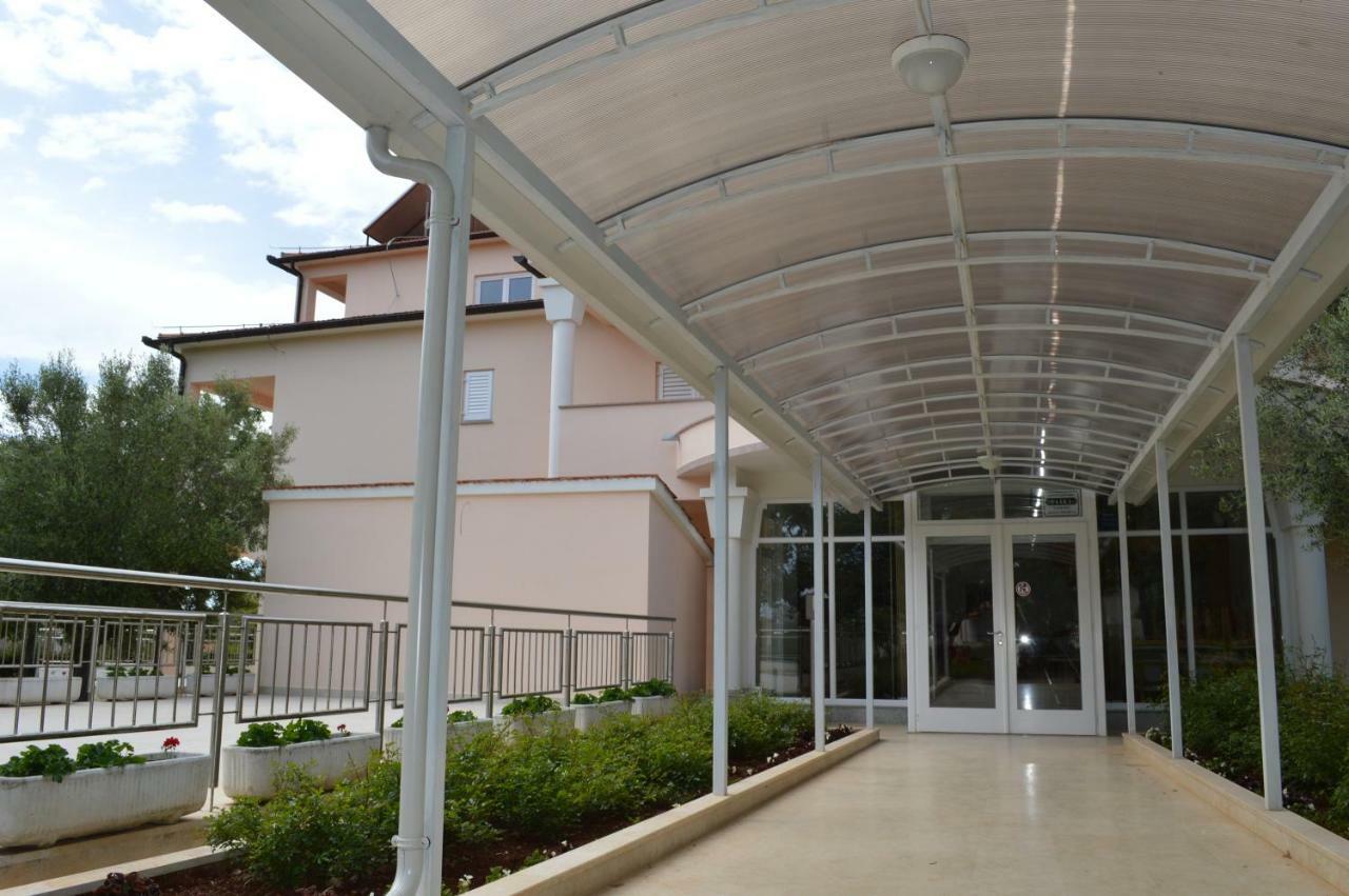 Pansion Oliva Otel Krnica Dış mekan fotoğraf